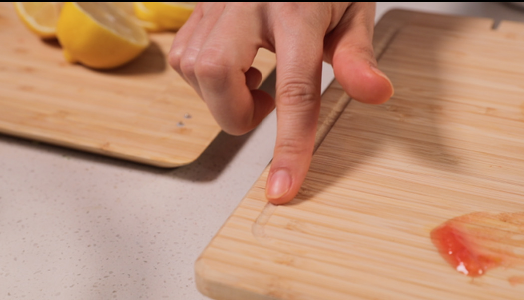 https://www.yankodesign.com/images/design_news/2020/09/this-sustainable-cutting-board-has-10-features-that-includes-killing-99-99-germs/ChopBox_UV-light_sanitizing-chopping-board3.jpg