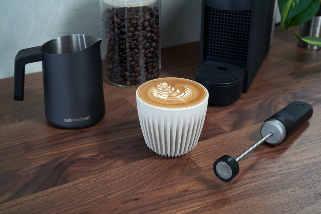 https://www.yankodesign.com/images/design_news/2020/10/make-velvety-smooth-coffee-like-baristas-in-20-seconds-with-this-portable-milk-foamer/NanoFoamer_microfoam_in_20_seconds_9.jpg