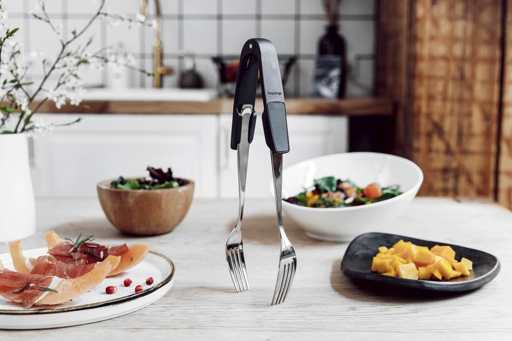 https://www.yankodesign.com/images/design_news/2020/11/Anytongs_turn_your_flatware_into_kitchen_tongs.jpg