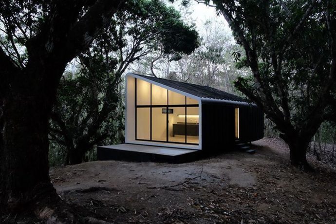 This modular cabin uses industrial zinc to help Costa Rica meet its Carbon Neutral by 2021 pledge!