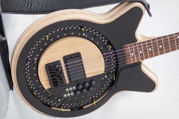 Absolutely bizarre self-strumming electric guitar sounds like a Techno Deejay set!