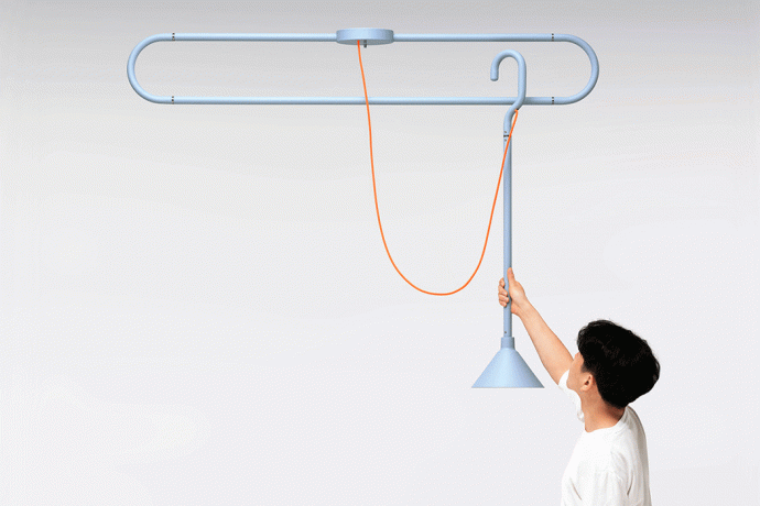 This sliding ceiling lamp has got us ‘hooked’ on to its flexible, playful, modular design!