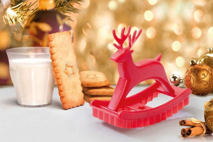 This rocking-horse inspired cookie cutter comes with a festive twist!