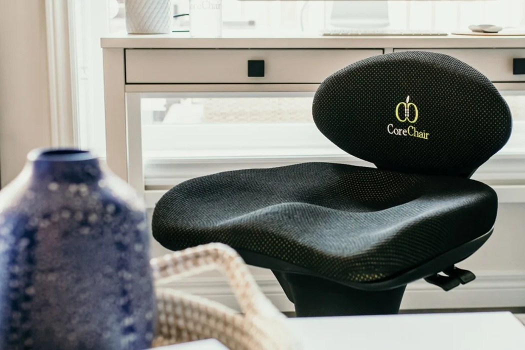 https://www.yankodesign.com/images/design_news/2020/12/this-ergonomic-chair-has-memory-foam-filled-pelvic-cushions-to-stabilize-your-spine-for-long-workdays/04_CoreChair_PatrickHarrison_ErgonomicDeskChair.png
