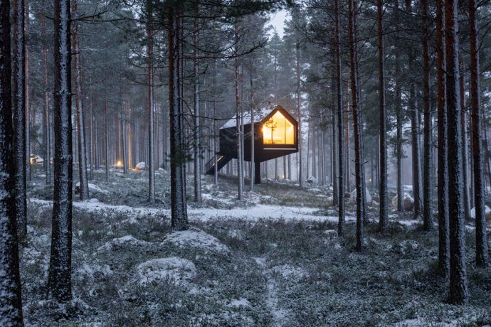 This cabin is elevated by a single pillar above Finland’s dense forest for an immersive winter getaway!