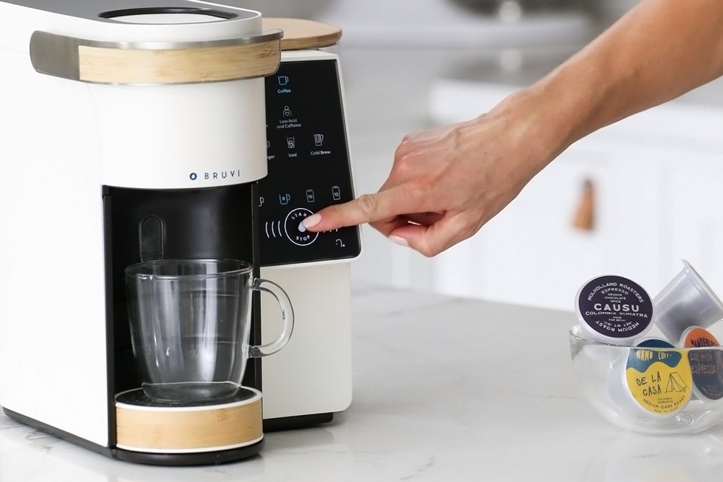 https://www.yankodesign.com/images/design_news/2021/01/this-coffee-machine-comes-with-biodegradable-single-serve-pods-so-you-can-ditch-your-nespresso-keuring/03-bruvi_yankodesign.jpg