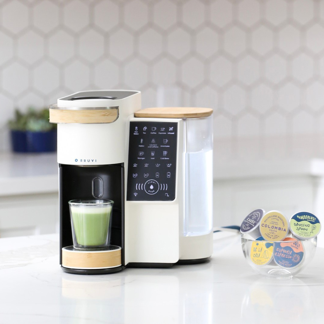 https://www.yankodesign.com/images/design_news/2021/01/this-coffee-machine-comes-with-biodegradable-single-serve-pods-so-you-can-ditch-your-nespresso-keuring/09-bruvi_yankodesign.jpg