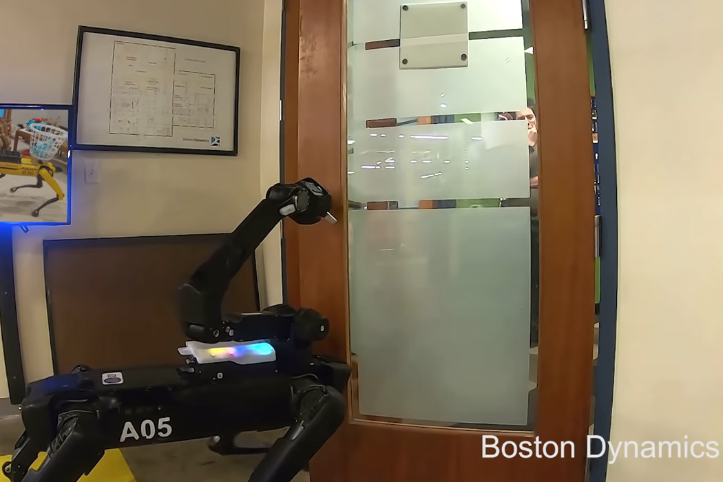 Boston Dynamic's Spot получил сверхбыстрый роботизированный удлинитель руки, что делает его идеальным домашним животным и компаньоном.