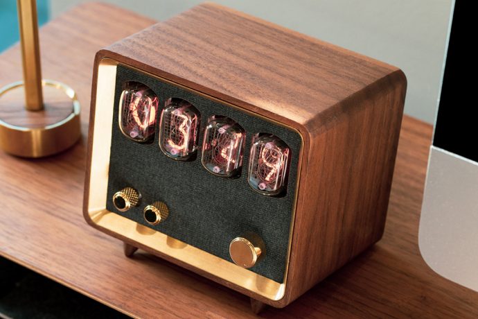 This Nixie clock and radio with a Hi-Fi speaker is for audiophiles who savor pure vintage!