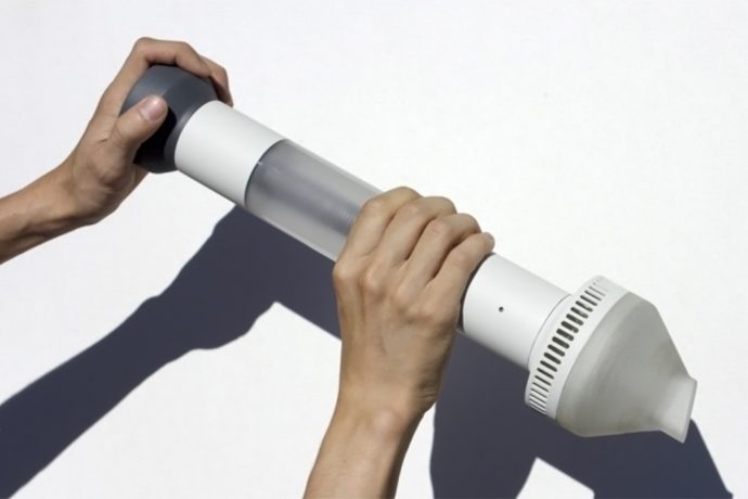 This vacuum cleaner works silently by simply rotating a knob and doesn’t need electricity!