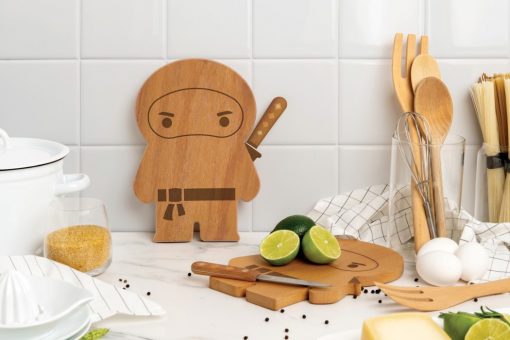 https://www.yankodesign.com/images/design_news/2021/03/ototos-ninja-cutting-board-comes-with-its-own-knife-docked-inside-it/ninja_cutting_board_1-510x340.jpg