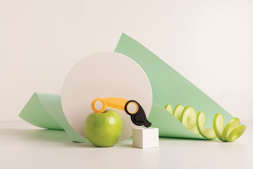 https://www.yankodesign.com/images/design_news/2021/03/this-adorable-toucan-shaped-kitchen-tool-helps-you-core-and-spiralize-apples/toco_apple_slicer_2.jpg