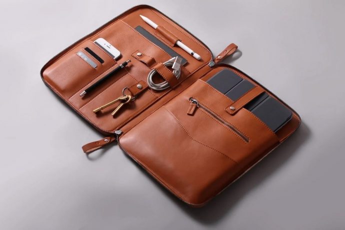 Harber London’s leather folio gives you a dapper way to store all your work accessories and tech!
