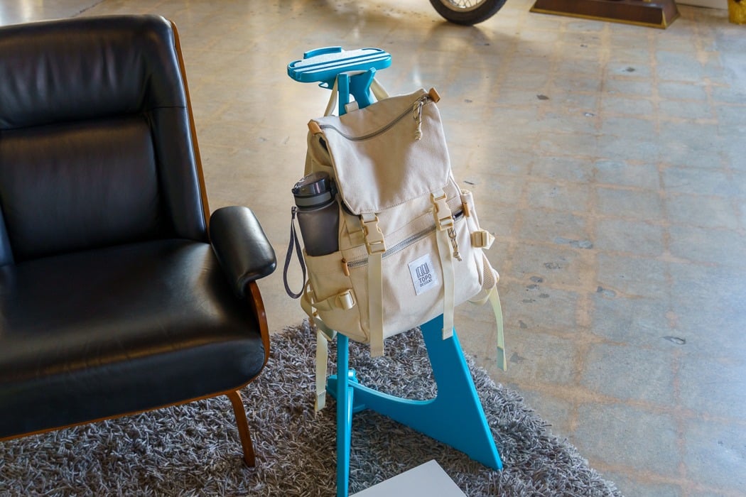 Logically morphine Martyr Ever felt weird keeping your well-designed backpack on a dirty floor? This  side-table lets you hang your bag - Yanko Design