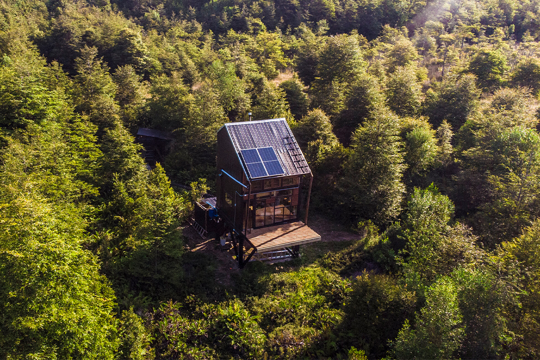 This 100% self-sustaining cabin is was placed in the forest without a trace of fossil fuels!