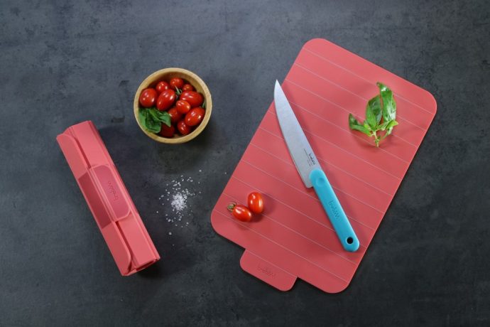 This sushi mat inspired chopping board rolls up to occupy less space in your kitchen