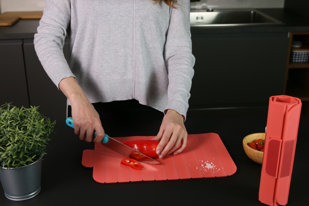 https://www.yankodesign.com/images/design_news/2021/04/this-sushi-mat-inspired-chopping-board-rolls-up-to-occupy-less-space-in-your-kitchen/trebonn_roll_richard_clough_4.jpg