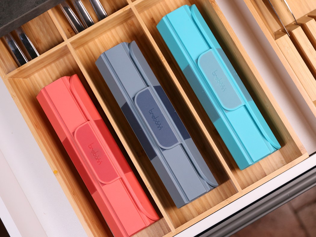 https://www.yankodesign.com/images/design_news/2021/04/this-sushi-mat-inspired-chopping-board-rolls-up-to-occupy-less-space-in-your-kitchen/trebonn_roll_richard_clough_8.jpg
