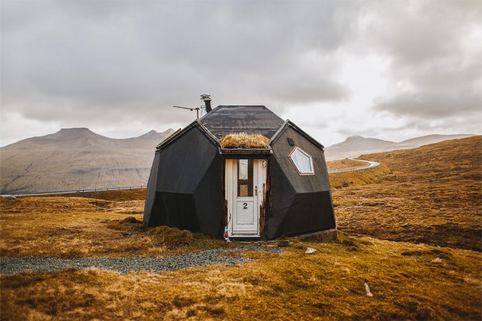 This prefabricated tiny home is shaped like a geometric igloo for a sustainable off-grid living!