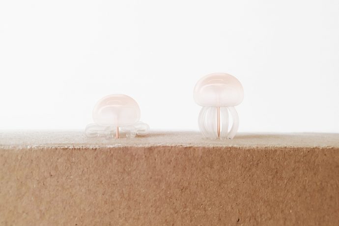 This squishy jellyfish-inspired push pin design is a stationery that stings gently!