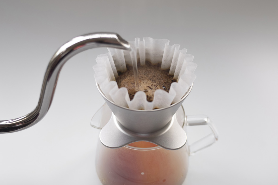 https://www.yankodesign.com/images/design_news/2021/05/orea-coffee-brewer/Orea-the-smallest-aluminum-pour-over-coffee-brewer_11.jpg