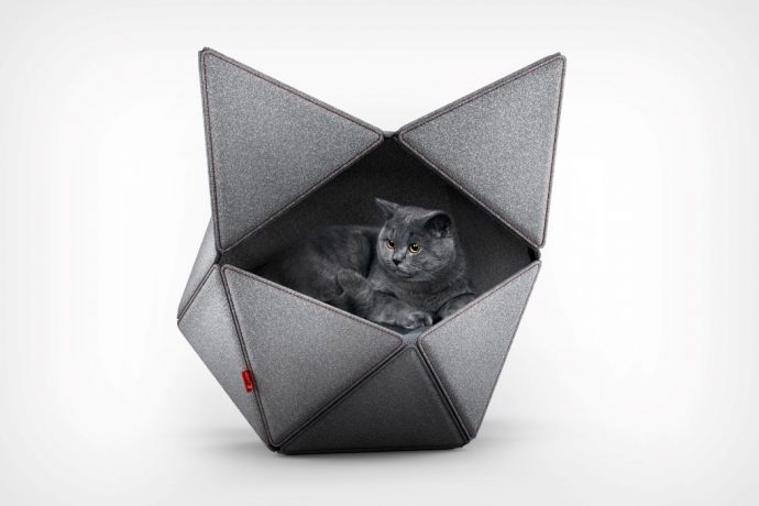 Pet-friendly products to keep your pet comfortable + safe on your next holiday!