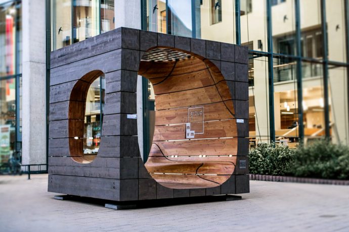 This smart city furniture uses solar panels to create WiFi hotspots + charging outlets for the urban millennial user!