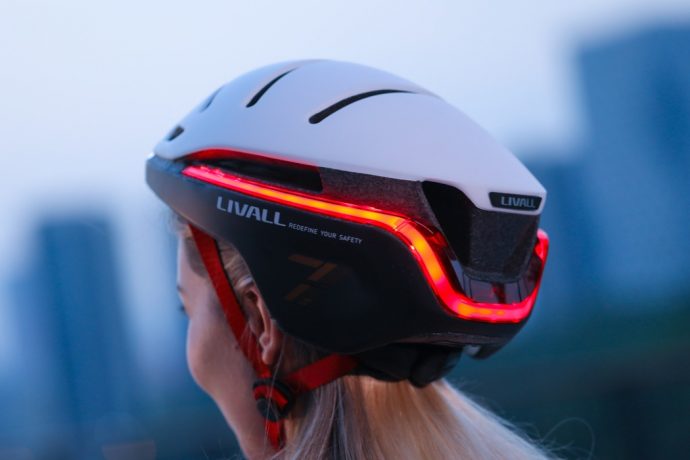 This smart helmet has a built-in headlight, a 270° taillight, and can even send emergency SOS alerts