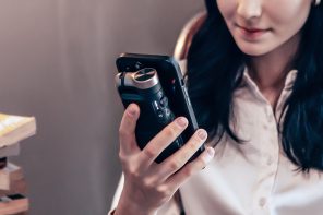 The world’s tiniest smartphone stabilizer comes with a wireless power bank and even AI tracking