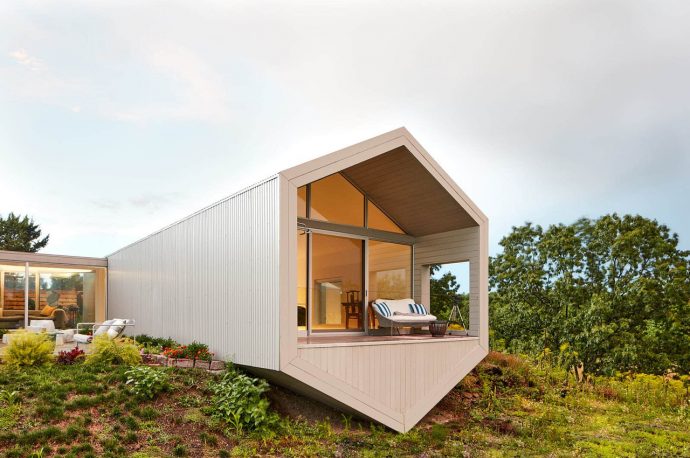 This cabin’s hexagonal extension forms an interesting geometric focal point for this rustic yet modern home