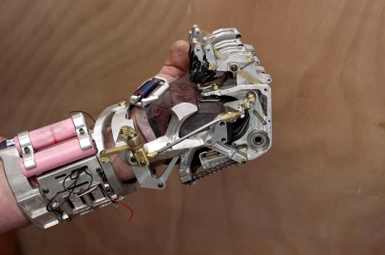 Antagonist Speel huilen Engineer designed and built his own functioning mechanical prosthetic hand  and it looks like a steampunk beauty! - Yanko Design