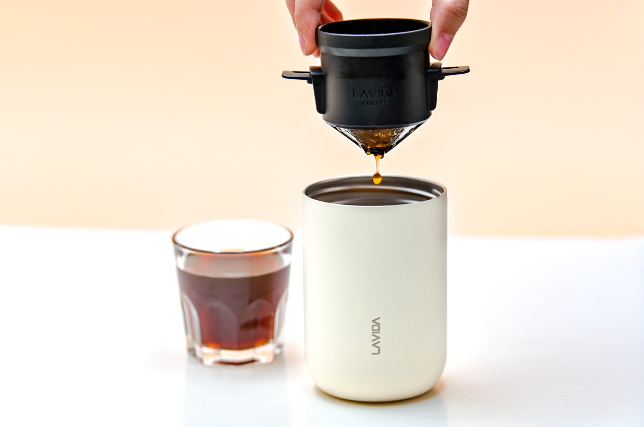 This tiny coffee maker can grind, brew, and filter your coffee beans… and  it's the size of a Starbucks cup - Yanko Design