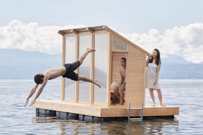 This tiny floating sauna is the perfect way to end a day spent swimming outdoor in the chilly lakes!