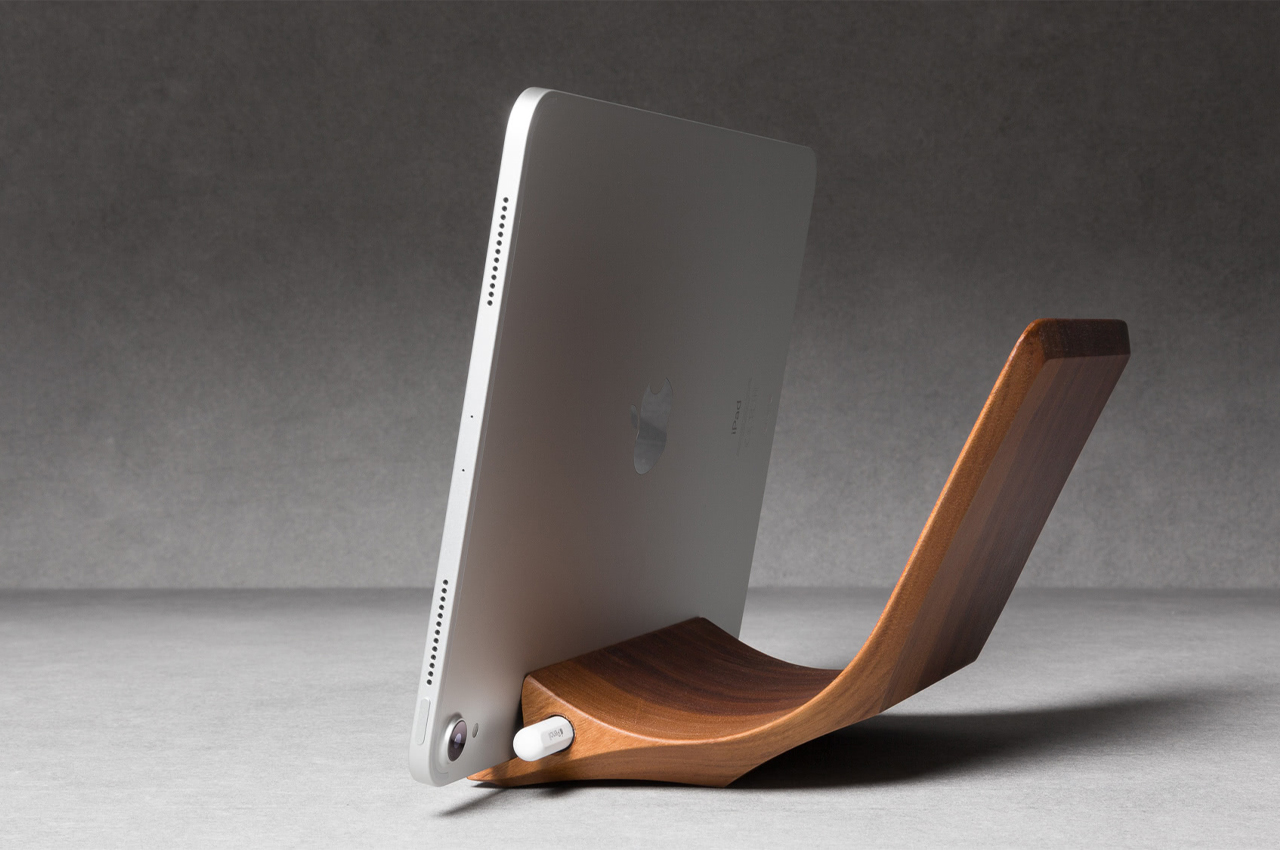 Scolpito a mano da un unico pezzo di legno, il supporto per iPad Pro è dotato di un portamatite magnetico Apple!