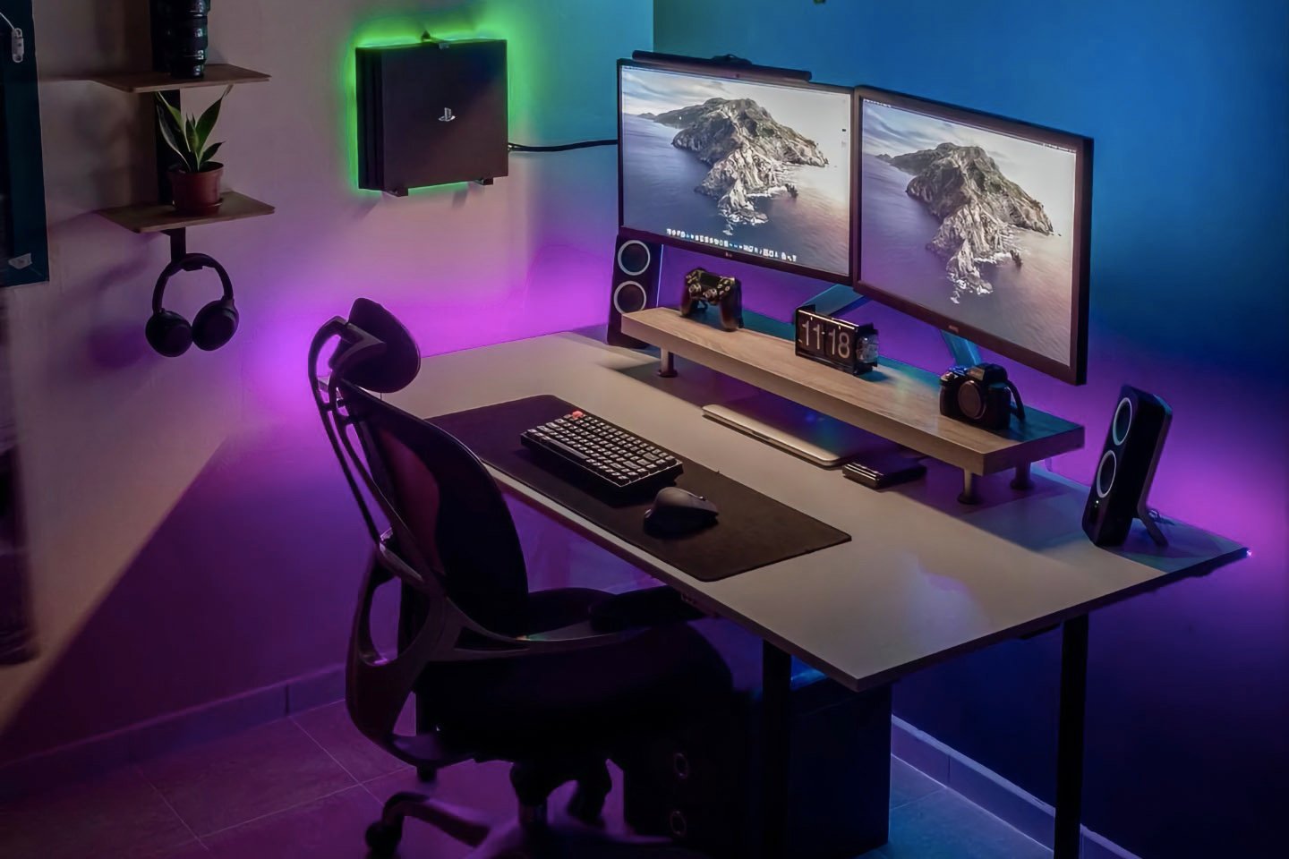 https://www.yankodesign.com/images/design_news/2021/09/desk-setups/minimal_clean_desk_setups_hero.jpg