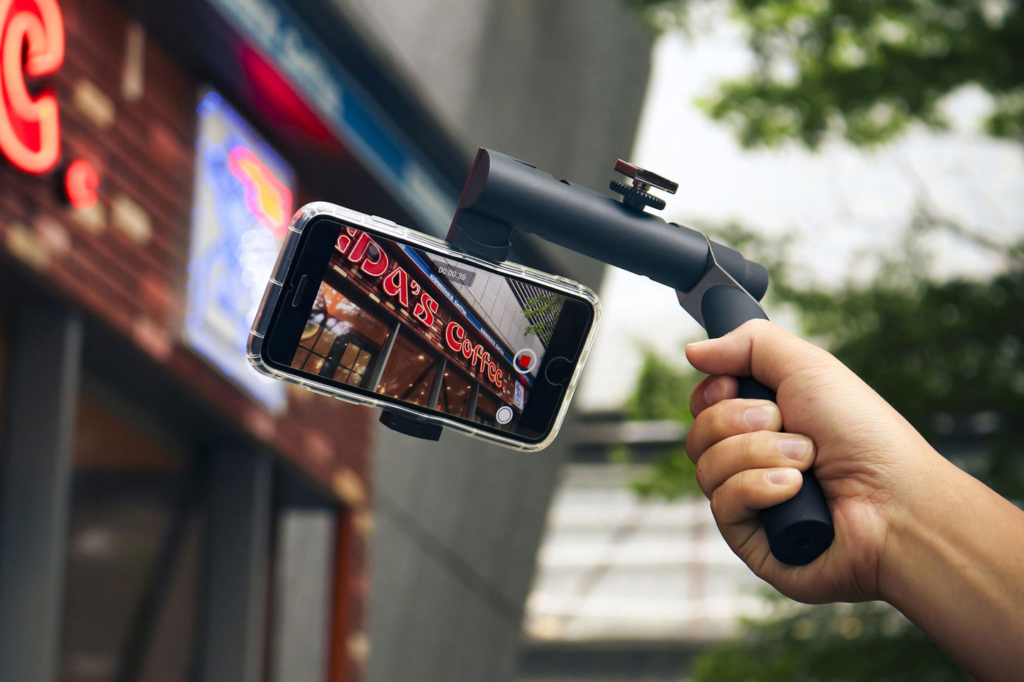 The CliqueFie Sway offers battery-less single-axis stabilization in an incredibly slick, pocket-friendly design