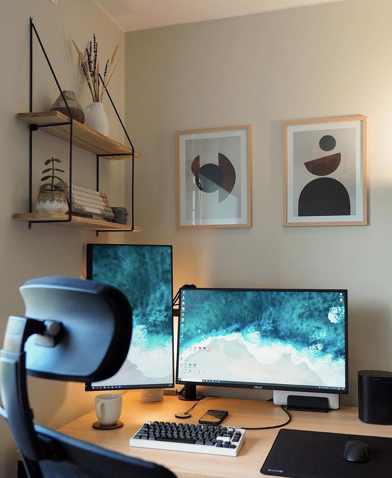 https://www.yankodesign.com/images/design_news/2021/10/desk-setups/desk_setups_modern_small_spaces_09.jpg