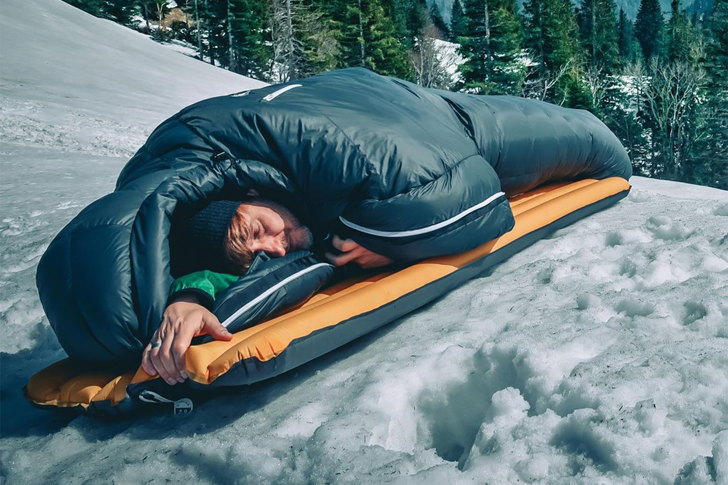 This outdoor sleeping bag and its packaging are made of 100% natural materials!