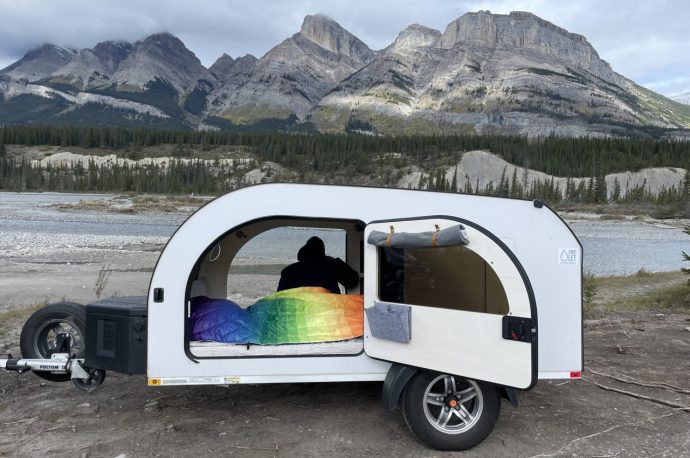 This towable XL camper comes with roomy and bright interiors to give you a comfortable outdoor experience!