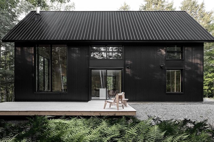 A cottage in the woods inspired by the surrounding trees reaches lofty heights with it’s open-plan layout!
