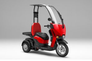 Honda announced an e-scooter with a roof so people can deliver parcels even in the rain