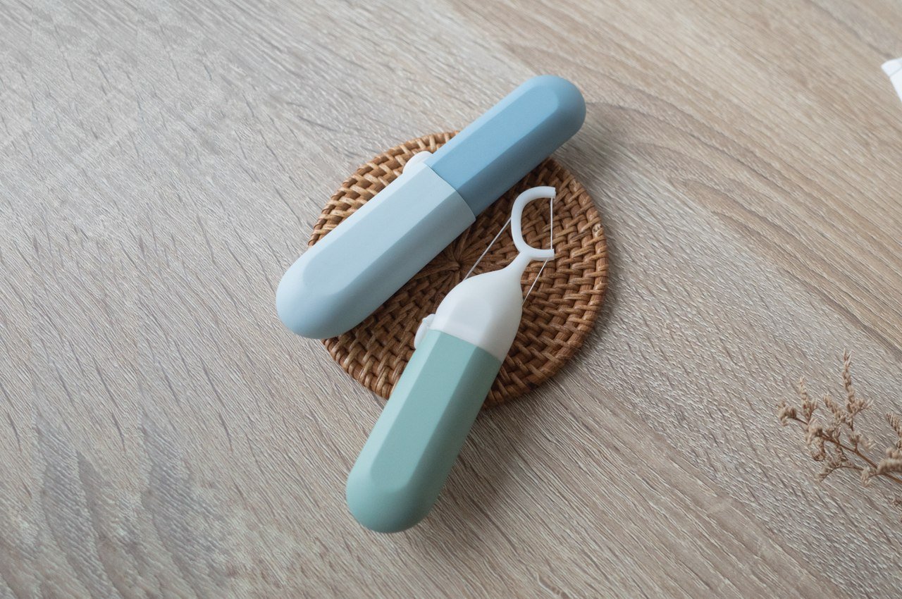 As compact as a fountain pen, reusable floss pick and makes oral hygiene breezy - Yanko Design