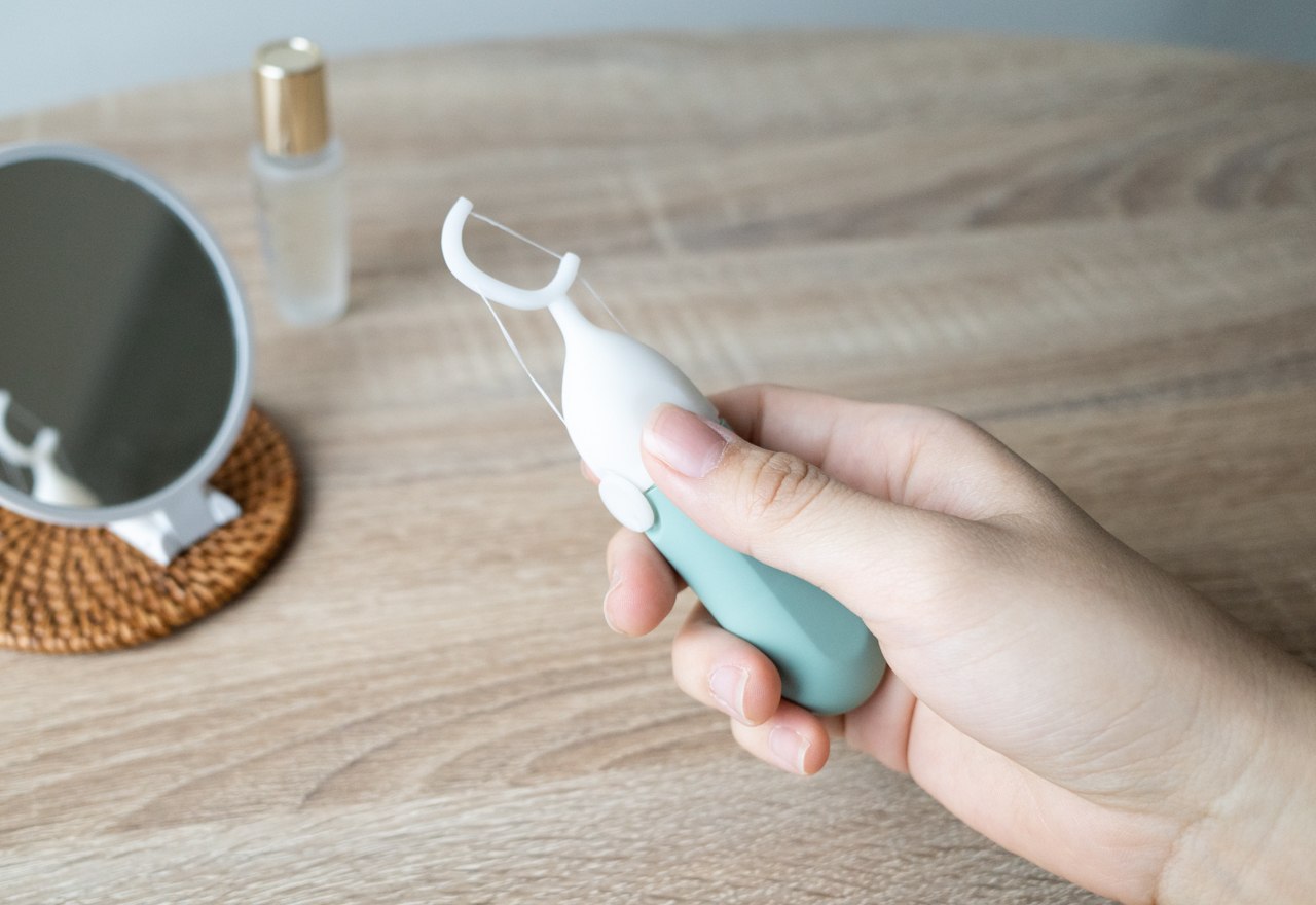 Hvert år Varme Samarbejde As compact as a fountain pen, this reusable floss pick and dispenser makes  oral hygiene easy breezy - Yanko Design