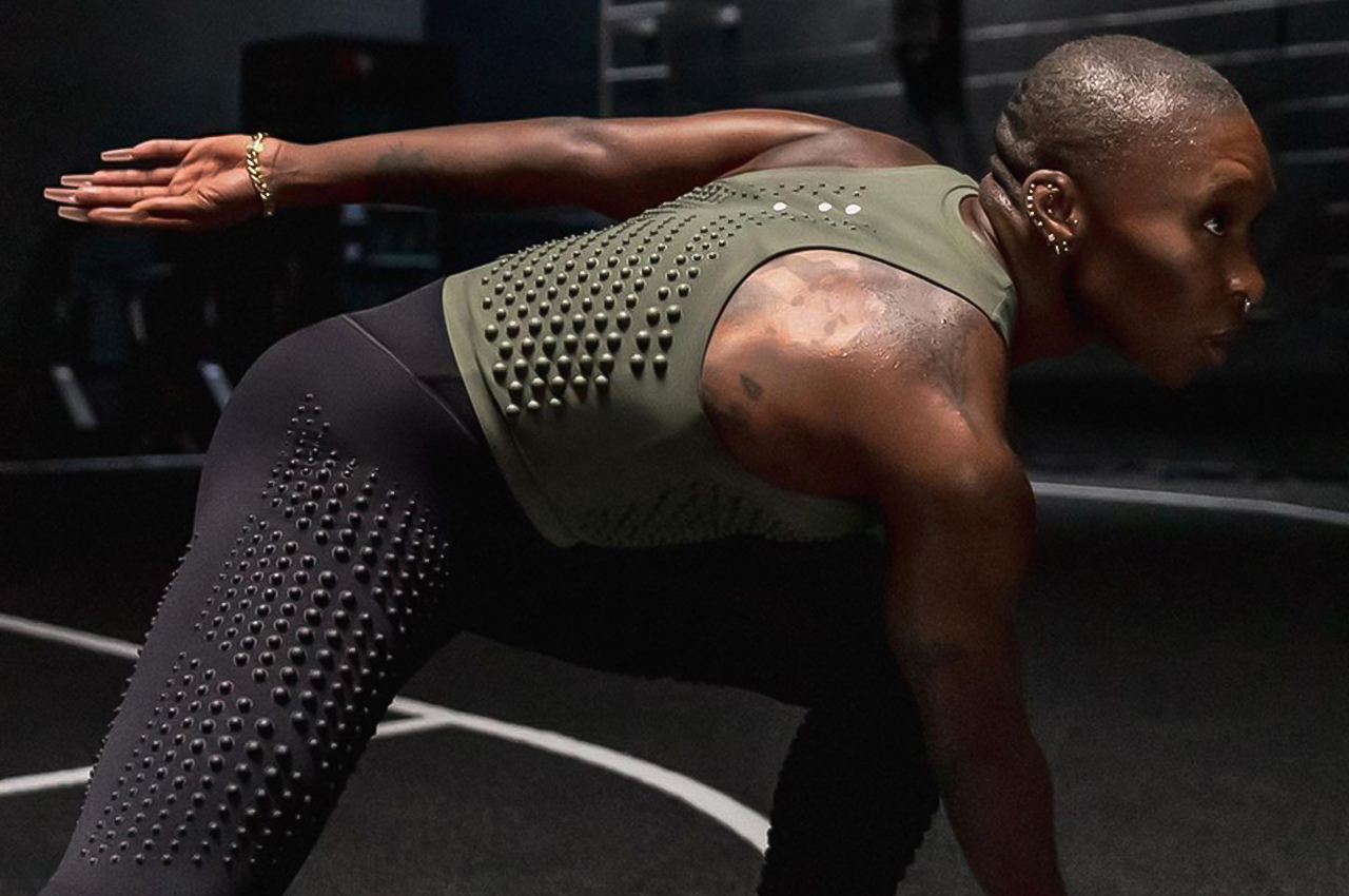 https://www.yankodesign.com/images/design_news/2021/11/this-futuristic-sportswear-collection-strategically-distributes-weight-on-its-products-to-make-you-fitter-faster-and-stronger/Gravity_wear_fitness_futuristic_workout_clothes_wakanda-2.jpg