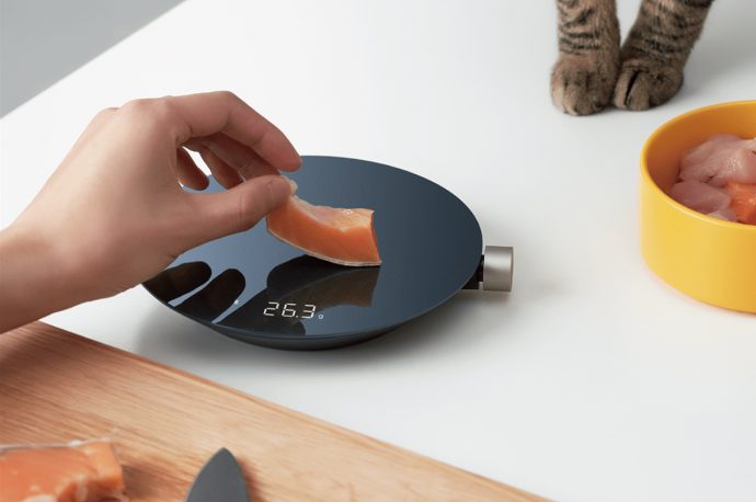 This smart kitchen appliance replaces a busy control panel with a single interactive knob to easily weigh your food!