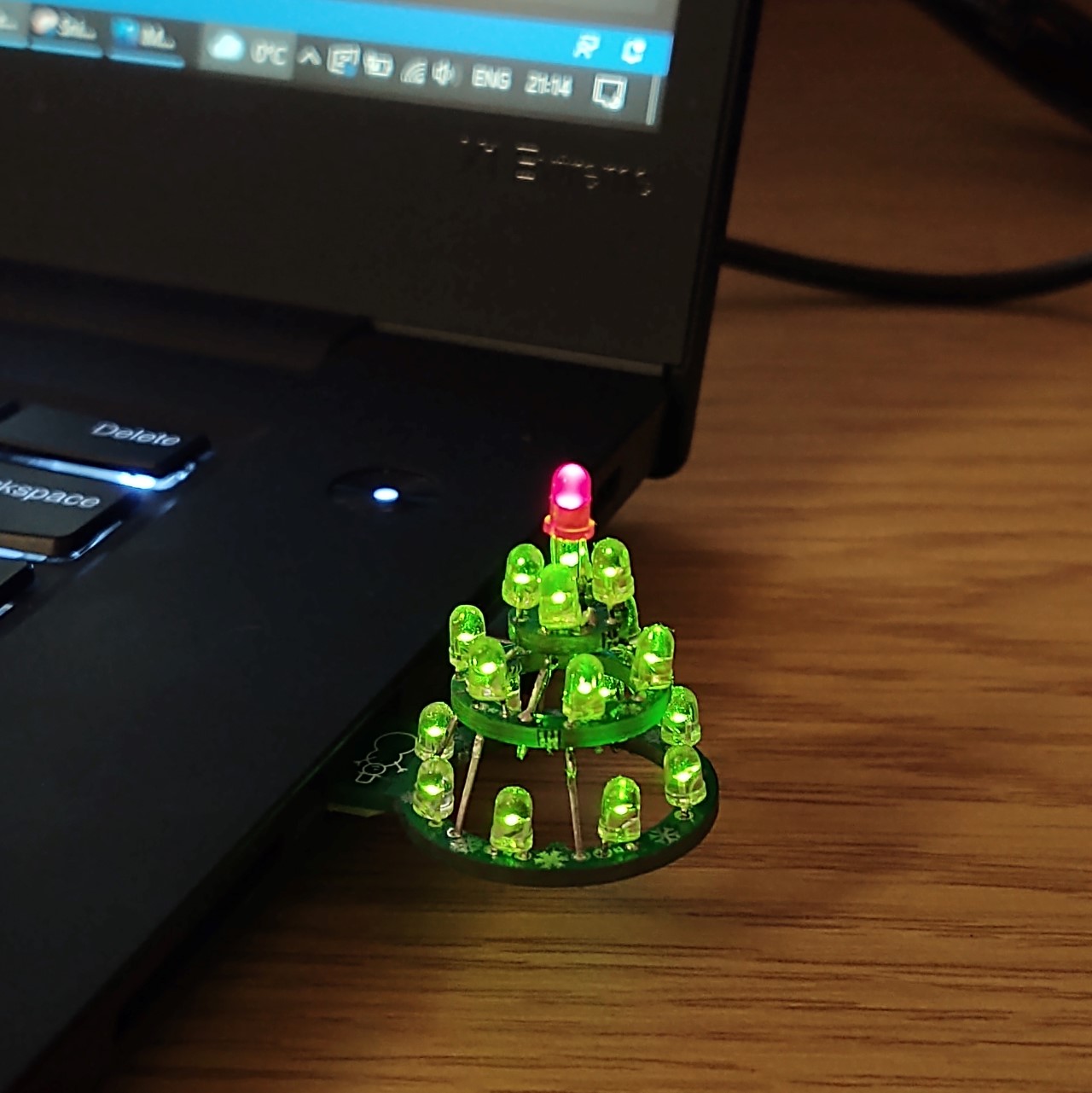 Charmerende marionet Wings Adorable tiny 'USB Christmas Tree' lights up with LEDs as you plug it into  your laptop! - Yanko Design