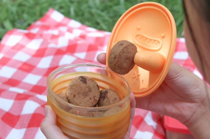 Silicone finger grips in this snack box ensures your kids can eat without a mess!