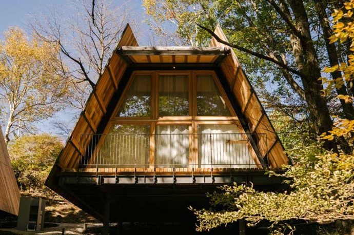 These Japanese tiny homes feature a honeycomb frame to immerse guests in nature!