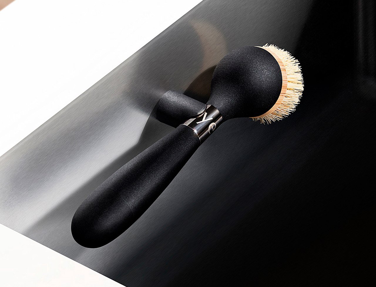 https://www.yankodesign.com/images/design_news/2021/12/magnetic_dish_brush_conveniently_hides_in_the_sink_02.jpg