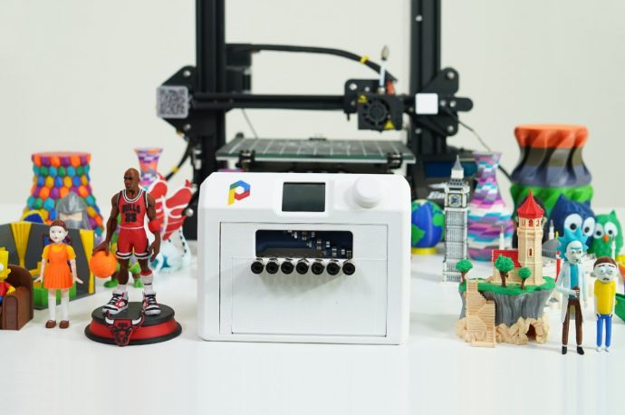 Want to turn your regular 3D printer into a multicolor 3D printer? This clever printer attachment could help